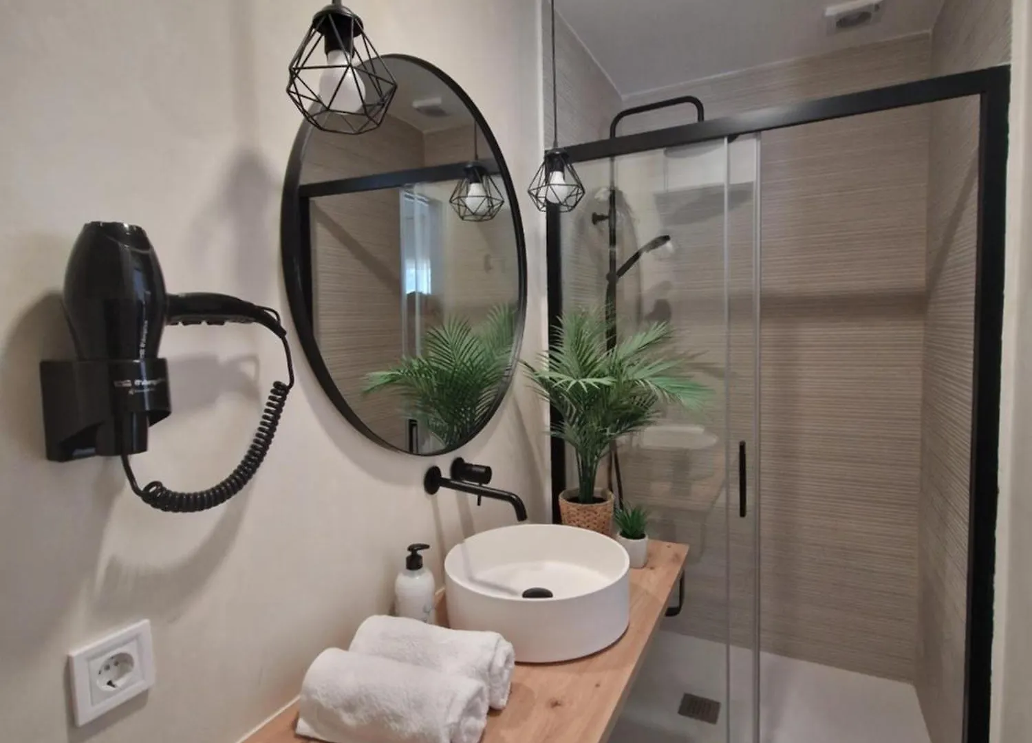 Estudio En Planta Baja, Con Piscina Comunitaria Empuriabrava